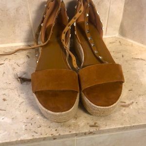 Marc Fisher Jazlyn tan leather strappy silver studded espadrille platform 7.5